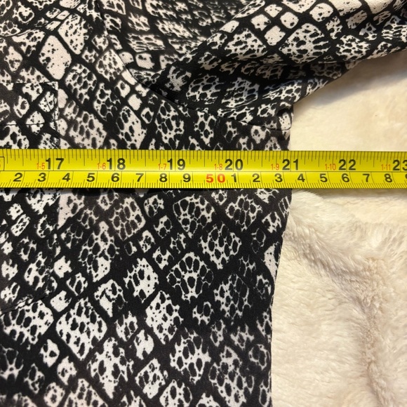 Apt. 9 Monochrome Patterned Blouse Large Animal Print Black White Button-Up Top - Picture 13 of 16
